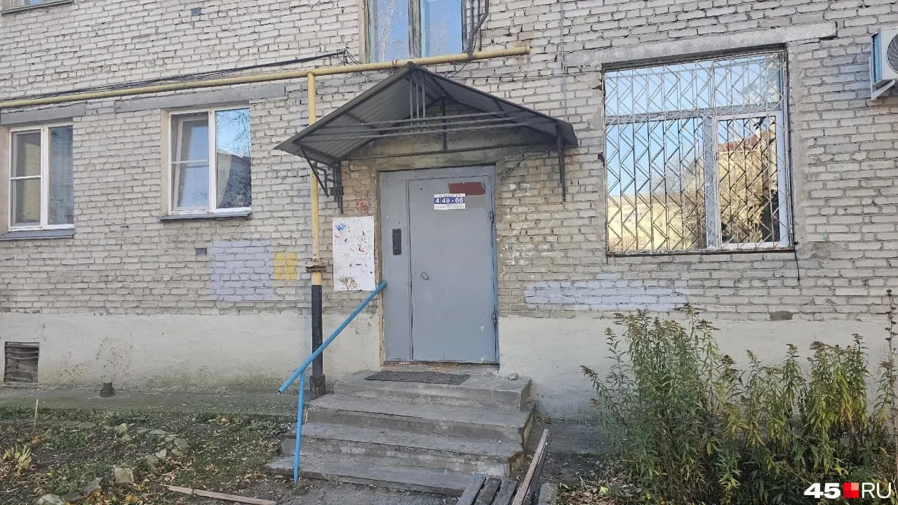 Жильцы четвертого подъезда продолжают заходить в квартиры по временному деревянному настилу. Ремонт пролета должен был завершиться к 23 октября, но сроки перенесены.