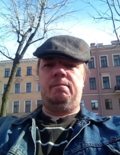 В Санкт‑Петербурге блогера обязали заплатить штраф за дискредитацию ВС РФ, а позже вынесли решение о его двукратном помещении в СИЗО по делу об оправдании терроризма.