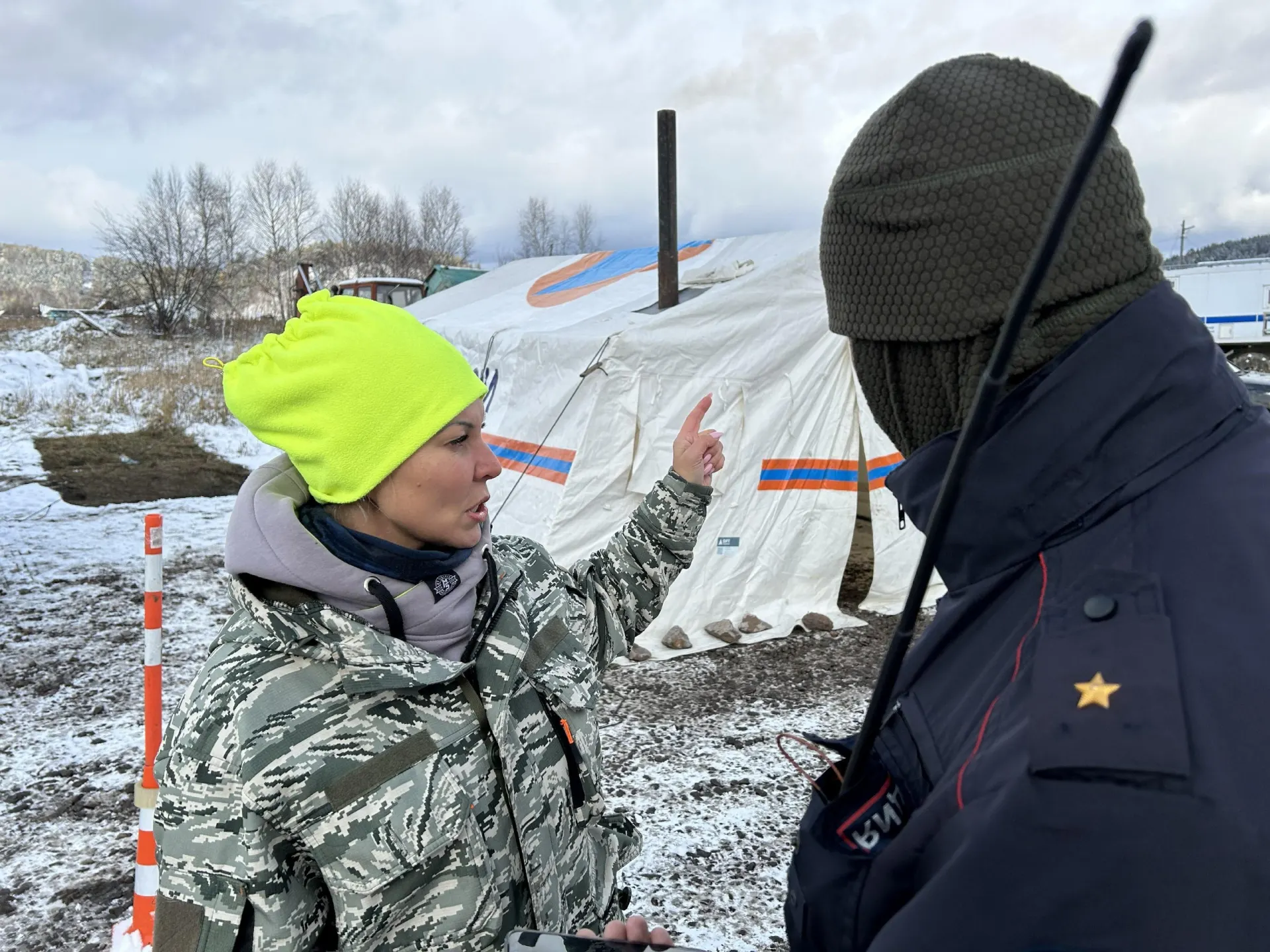 Опытный подполковник полиции объясняет, как распознают следы преступников и как ведутся розыски пропавших в труднодоступной тайге, применяя практические методики.
