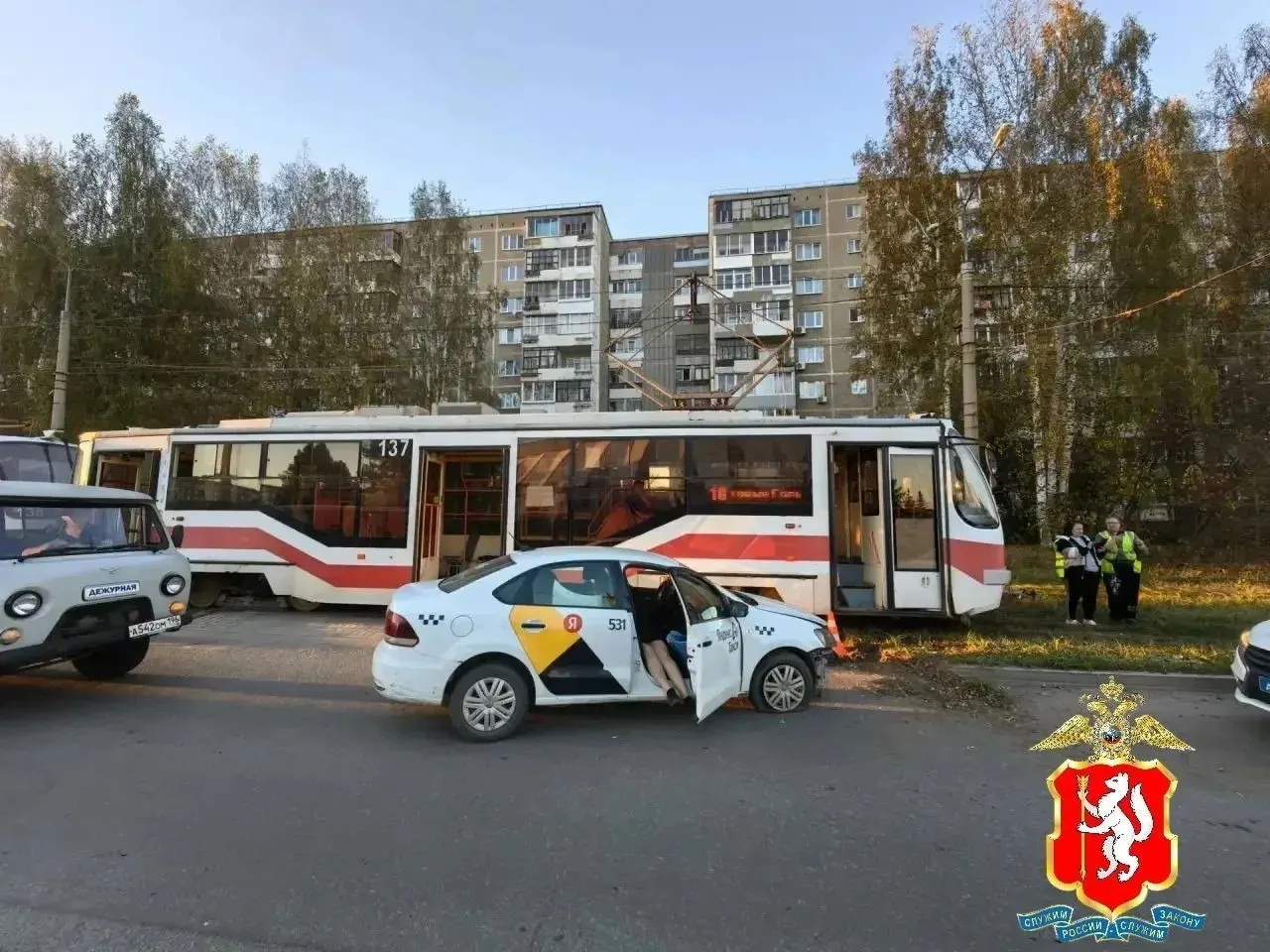 В Нижнем Тагиле женщина без водительских прав арендовала автомобиль и пыталась работать такси, в результате чего столкнулась с трамваем; пострадавших нет, возбуждено административное дело.