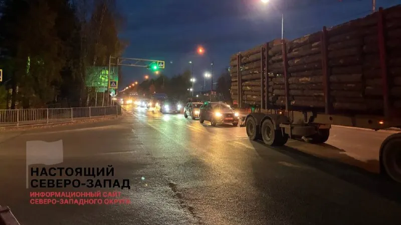 Из-за частичного перекрытия моста движение стало затруднено: горожане тратят часы на дорогу домой, а ГИБДД рекомендует выбирать обходные маршруты и планировать время.
