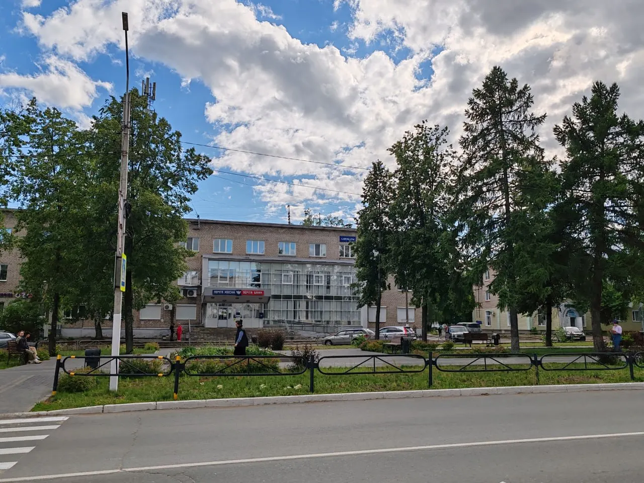 Директор производственного цеха получил ранения и госпитализирован; подозреваемый задержан, ведётся расследование.