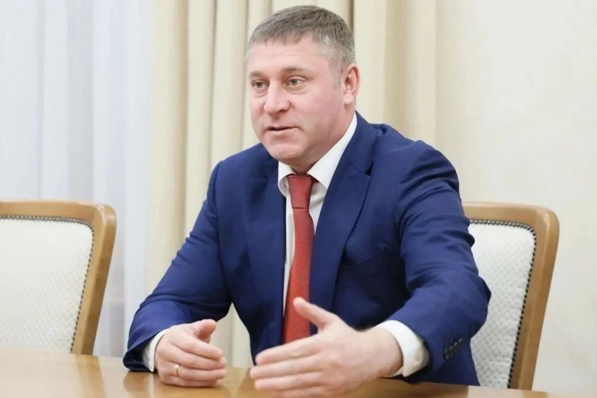 Губернатор рассказал о целях на ближайшее время: развитие экономики через многоэтажное строительство, создание свободной экономической зоны и внедрение технологий для защиты воздушного пространства, а также о подходах к отбору кадров и региональной политике.