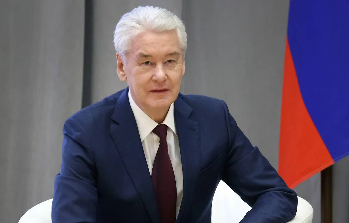 Изучены перелёты российских чиновников и их близких на бизнес-джетах за период 2014–2023 годов; материалы указывают на связь семьи мэра Москвы с одним из деловых кругов.