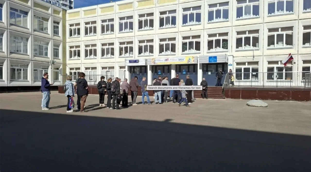 На участке №524 в Москве жильцы дома обнаружили отсутствие своих имен в списках; по словам комиссии, причина — ручное добавление жильцов управляющей компанией, что вызвало очередь.