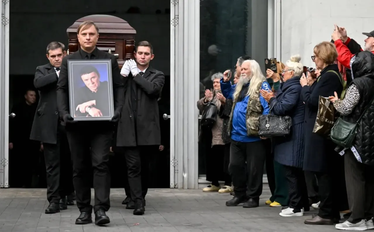 Прощальная церемония прошла на Троекуровском кладбище; близкие и коллеги вспоминали о его работе и влиянии на людей.