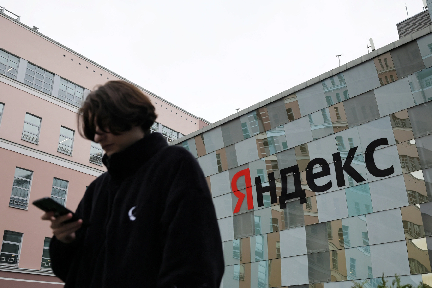 Компания объявила набор охранников на закрытой территории возле нового офиса. Вакансии размещены охранной компанией; обещают около 8,5 тыс. ₽ в сутки, график 2/2 или 1/1.