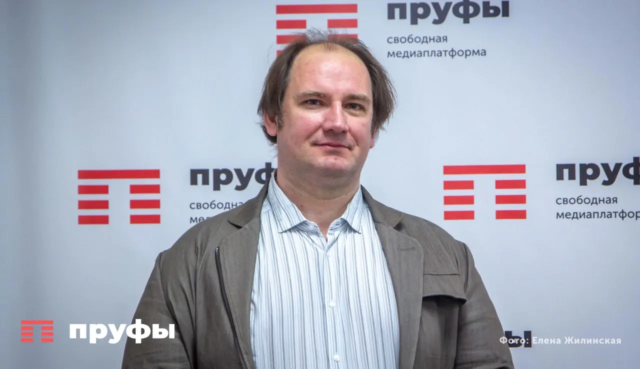 Экономист объясняет, почему слишком высокая оплата и льготы депутатам мешают эффективному представительству и сближению с людьми; призывает к разумной системе вознаграждений и ответственности.