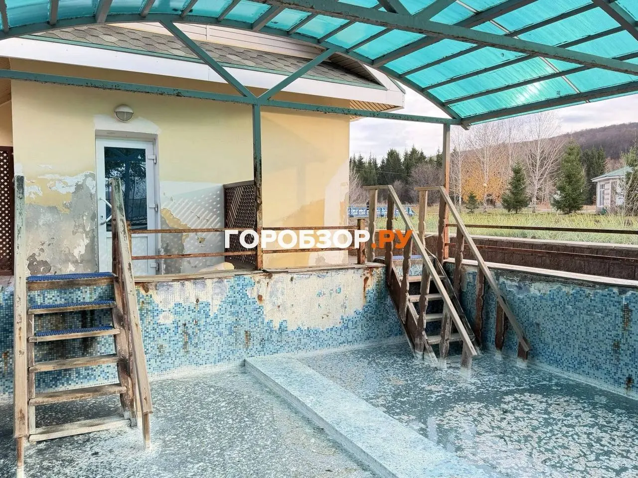 Посетители курорта Красноусольск в Гафурийском районе сообщают о запущенной зоне отдыха и пустующих купелях; территория требует ремонта, рядом расположен геологический разрез «Усолка»