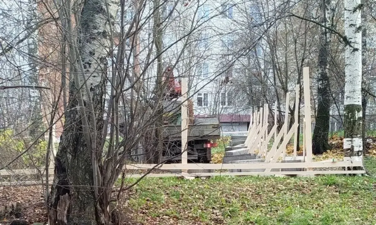 Частный участок под застройку получил разрешение на возведение многоквартирного дома; природоохранный статус парка снят.