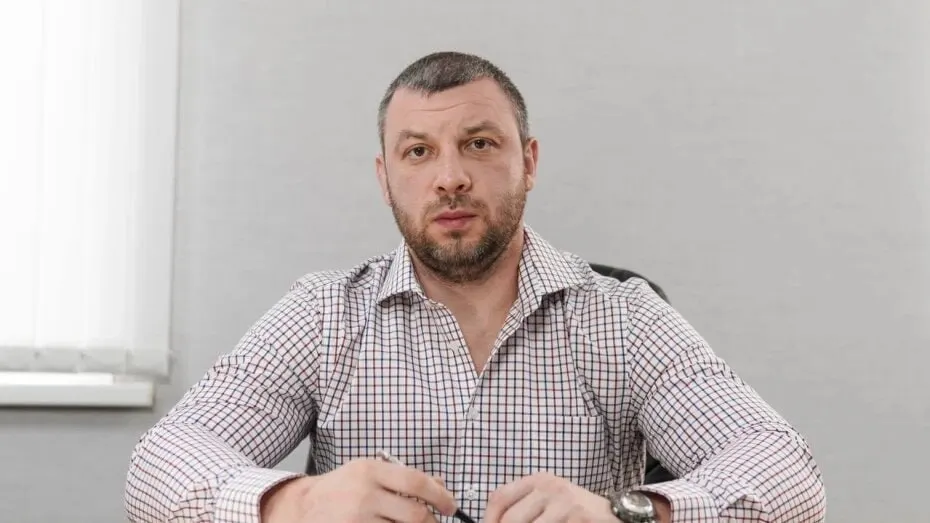 По версии следствия, он управлял ЧОП, учредителем которого была его жена, и заключал муниципальные контракты без торгов, причинив бюджету ущерб свыше 3 млн рублей, включая корпоратив за 50 тыс.