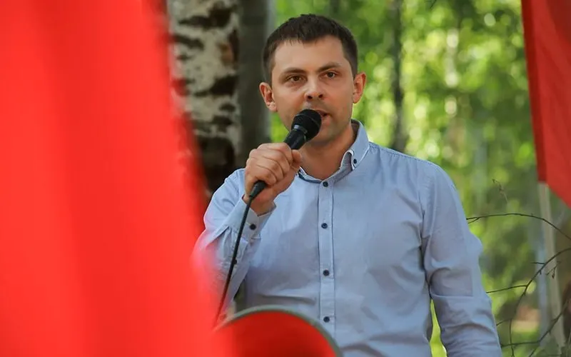 Лидер местного отделения КПРФ поддержала задержанного экс-депутата Госдумы; в регионе продолжаются митинги и расследования в отношении оппозиционных активистов.