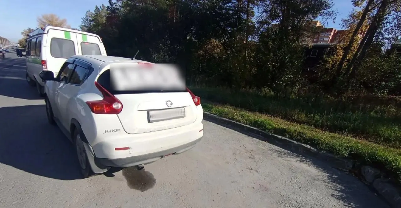 Белый Nissan Juke арестован за долги: штрафы ГИБДД и кредиты на сумму около 165 тысяч рублей. Владелица перевела 69 тысяч в тот же день.