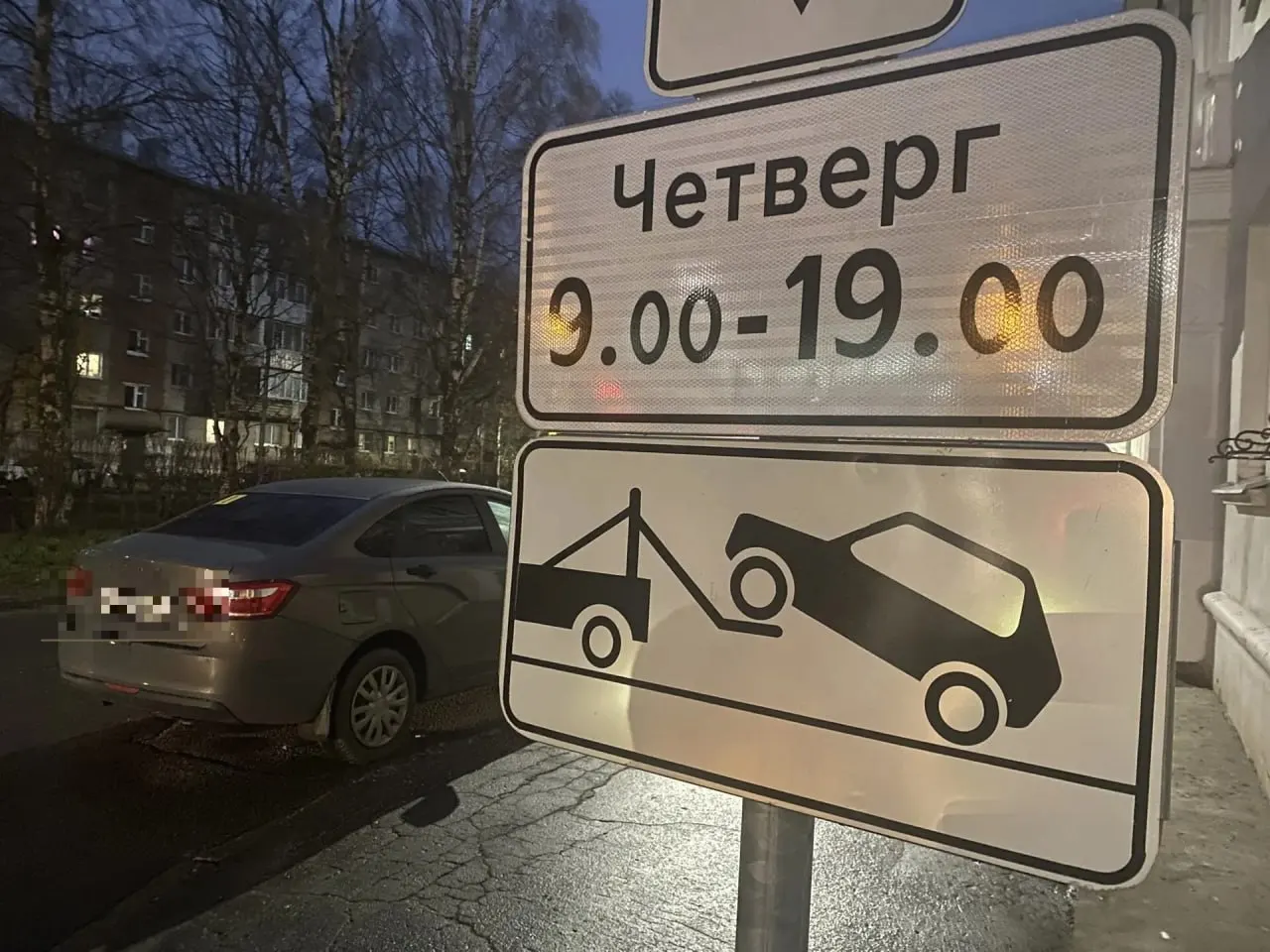 На участке улицы Логинова введены запреты на остановку и стоянку: по четной стороне по вторникам, по нечетной — по четвергам, а вдоль разделительной полосы действует постоянный запрет.
