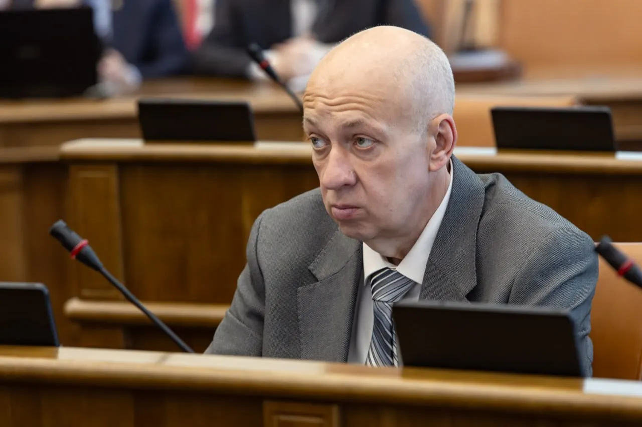 Застройщик Захар Енджиевский пропустил первое заседание нового созыва заксобрания, объяснив отсутствие поездкой на СВО до выборов.