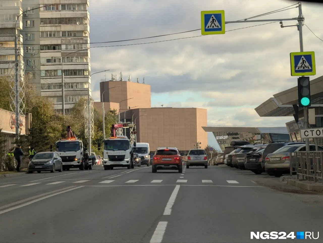 Во время международного форума «Россия — спортивная держава» в Красноярске парковку у национального центра запретили; эвакуаторы и сотрудники ГИБДД следят за ситуацией. Пробки отсутствуют, движение свободное.