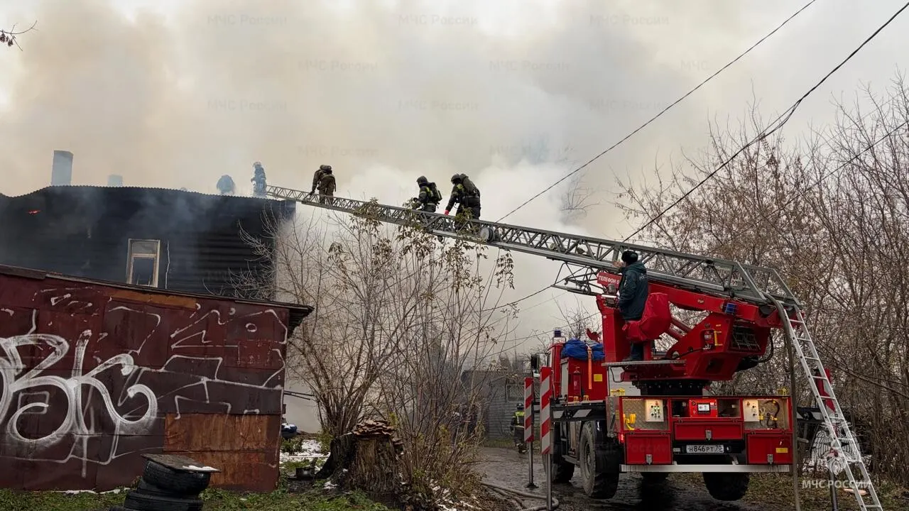 Крупный пожар произошёл в жилом доме на улице Рузского. Пострадавший ребёнок госпитализирован, на месте обнаружено тело погибшего, личность которого устанавливается. Расследование продолжается.