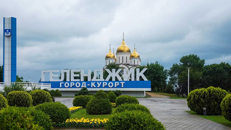 Обсуждается введение пограничной зоны вдоль побережья Геленджика (от Рыбацкой бухты до Тонкого мыса) в целях усиления охраны границы и защиты объектов после ряда атак беспилотников в регионе.