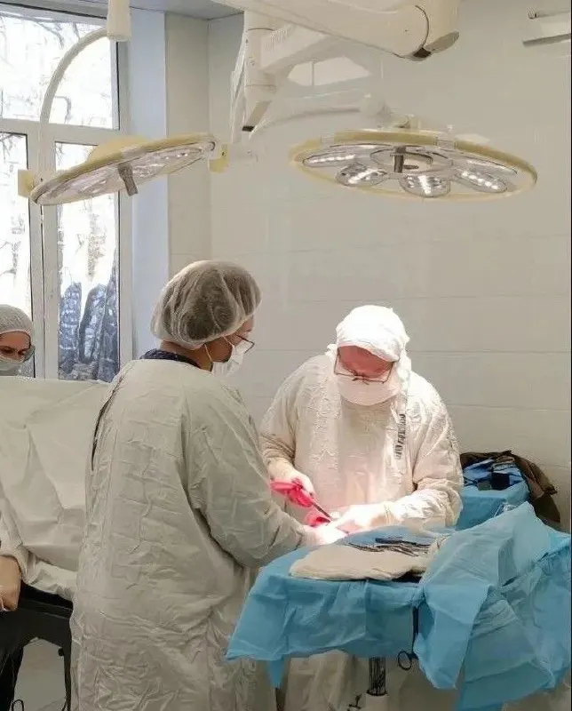Пожилая пациентка была экстренно госпитализирована с кишечной непроходимостью; после двух операций она вернулась домой и отпраздновала день рождения в кругу семьи.