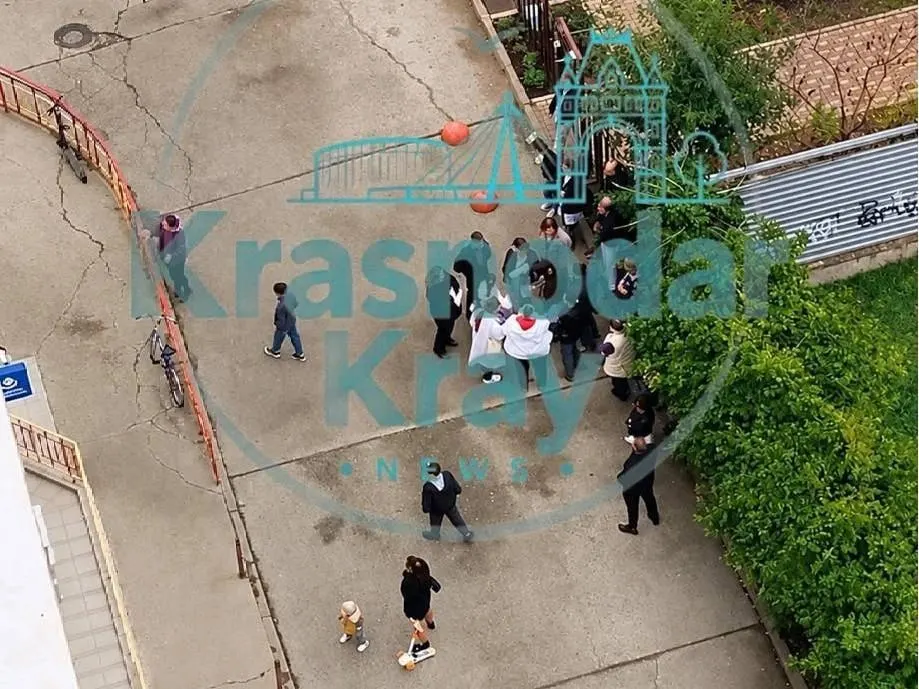 Из детской поликлиники №2 на Восточно-Кругликовской вывели пациентов и сотрудников; на месте работают оперативные службы.