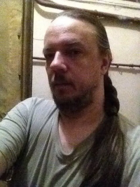 Задержание Владимира Серебровского по решению Дзержинского суда Санкт‑Петербурга; мера пресечения — до 11 декабря 2026 года, дело связано с публикациями о гибели военного блогера Владлена Татарского.