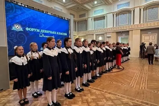 В ряде регионов запускаются классы для девушек 10–16 лет, где формирование «традиционных» ролей сопровождается жёсткими ограничениями и заменой образовательной программы. Ученицы сообщают о протестах, а родители возвращают детей в обычные классы.