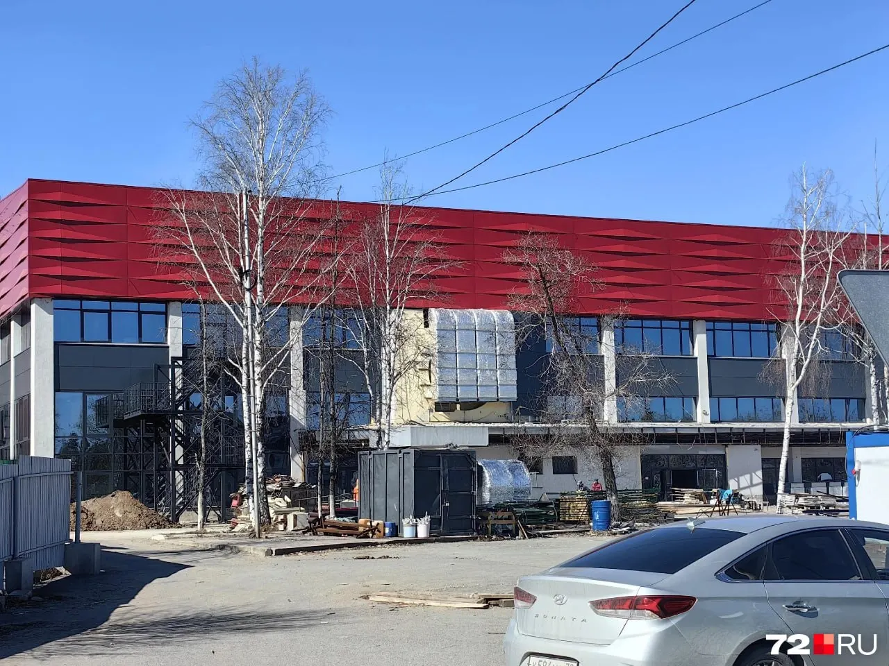 Реконструкция спортивной арены финансируется из областного бюджета; сроки сдачи объекта неизвестны, а плановые суммы — на спорт и культуру в ближайшие годы.