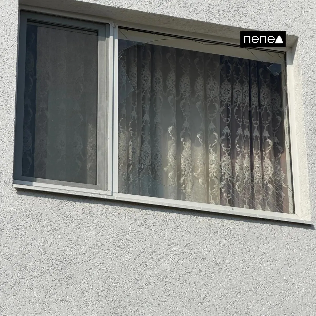 Жильцы продолжают ждать ремонта после падения беспилотника: частично заменены стекла, информации о финансировании пока нет.