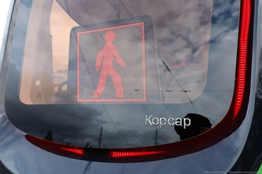 После внедрения приподнятых платформ на улице Октябрьская в Калининграде движение стало менее удобным; участники обсуждения поднимают вопросы безопасности и комфорта пассажиров, а также инфраструктуры.