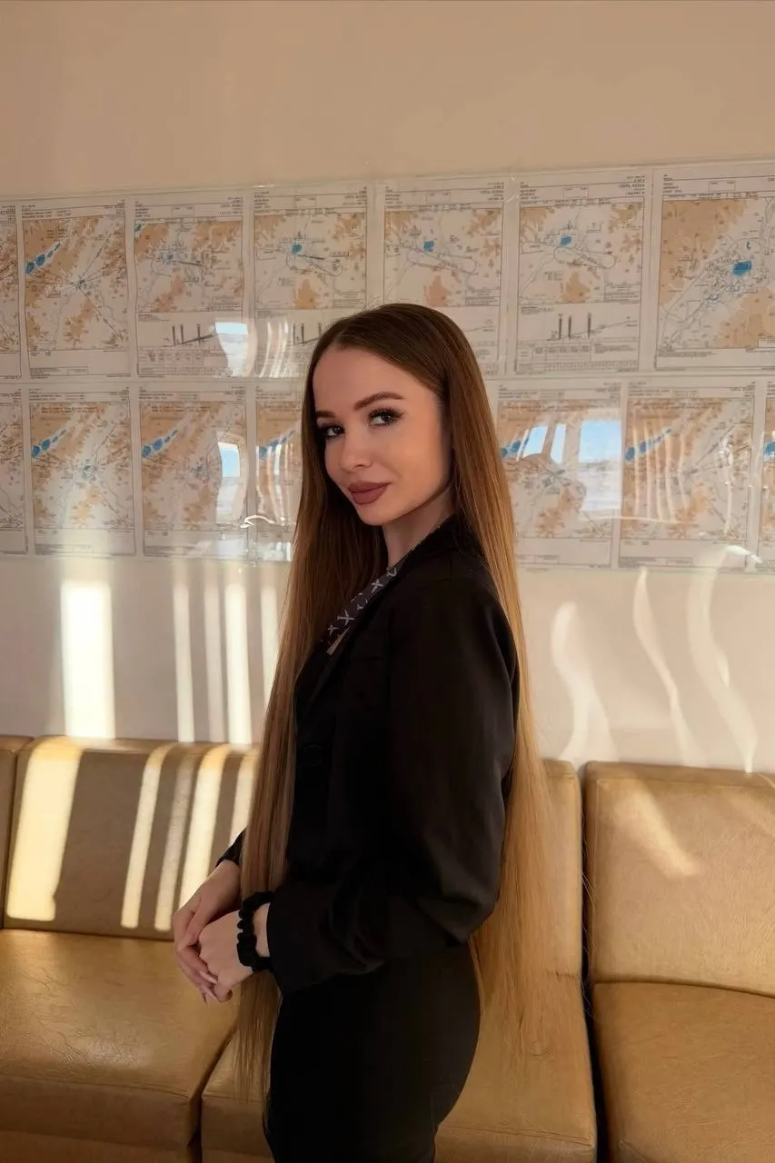 26-летняя Анна Куприянова — диспетчер службы движения в аэропорту Читы; она стремится доказать, что авиацией могут заниматься сильные, целеустремленные женщины.