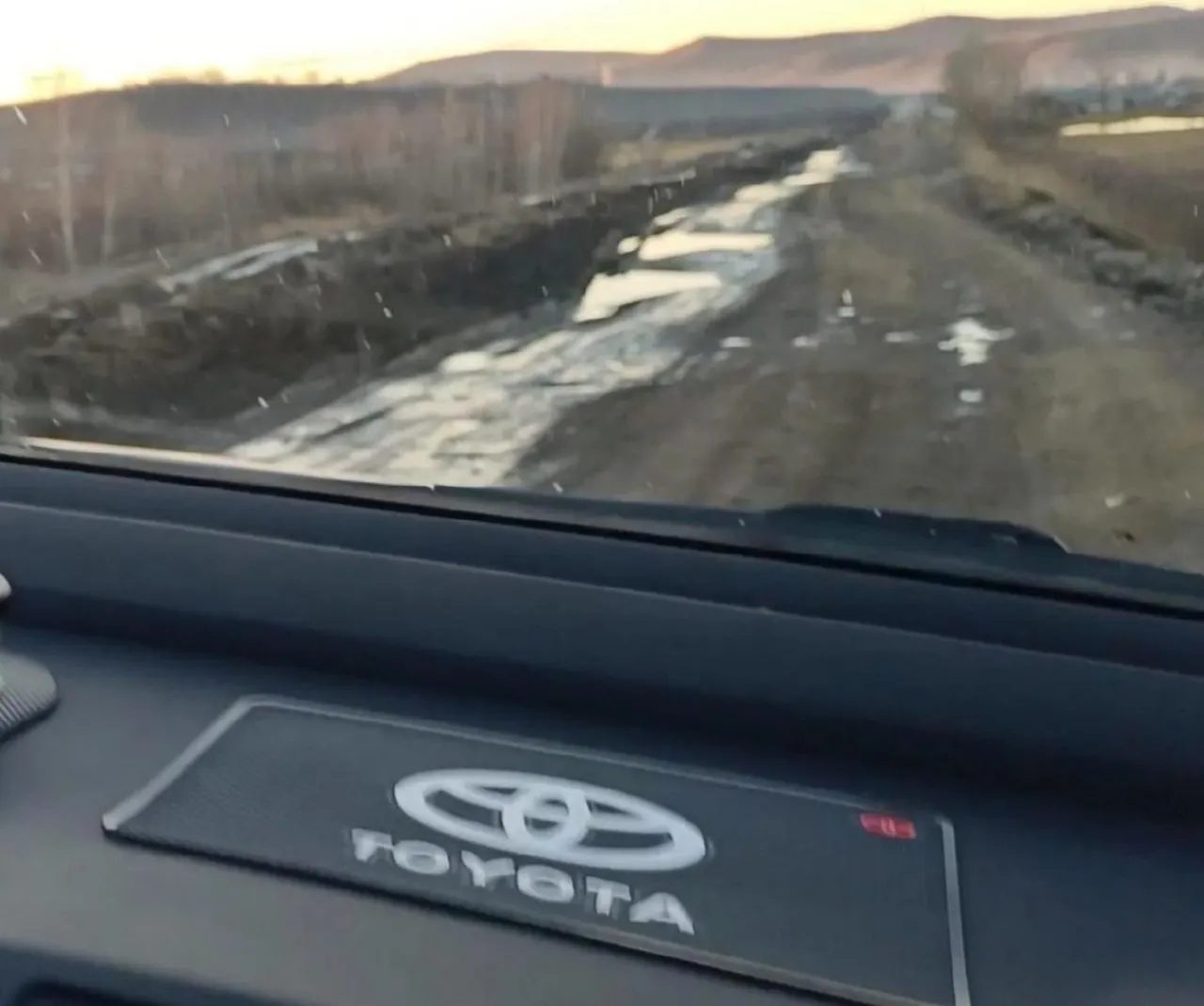 Жители Забайкалья жалуются на длинный путь между Борзей и Калгой: дорога неудовлетворительная, ремонты идут медленно, а движение урегулировано несколькими подрядчиками.
