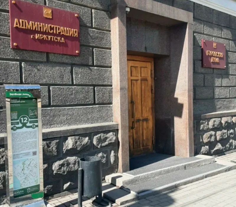 Арбитраж обязал антимонопольную службу возбудить дело о возможном картельном сговоре при организации горячего питания в школах. Мэрия заявляет о невиновности, но материалы дела указывают на координацию между руководителями школ и городским поставщиком.