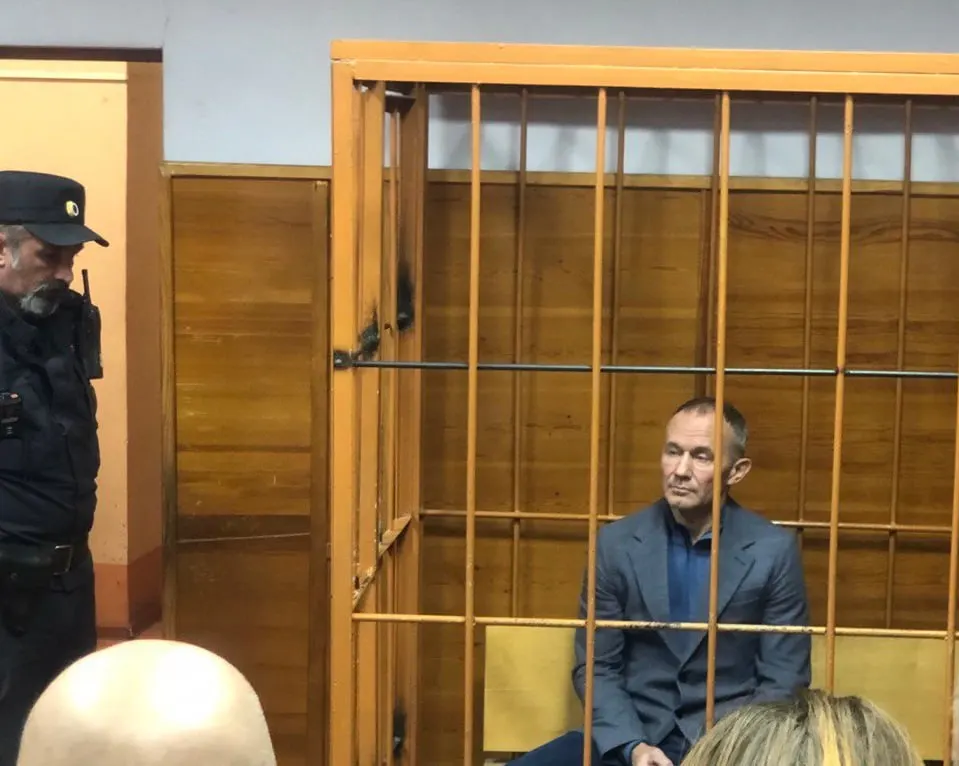 Второй апелляционный суд отменил продление домашнего ареста экс-чиновника и ограничил ряд действий; дело продолжается.