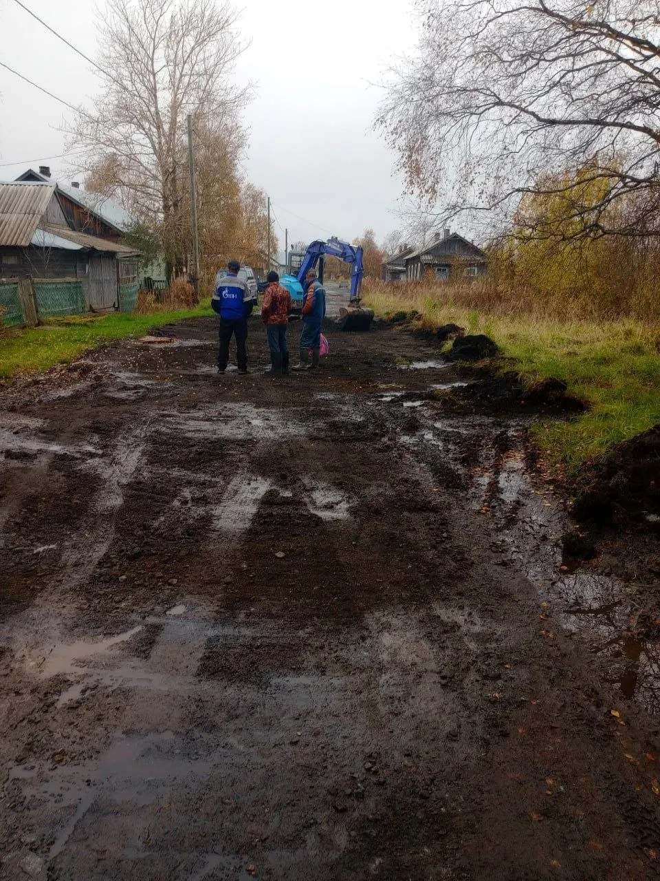 Местное сообщество в Карелии взяло ремонт единственной дороги к поселку в свои руки: собирают средства, привлекают технику и продолжают работу после заявления перед выборами.