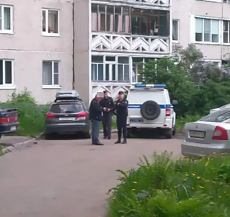 44-летняя жительница Костомукши сохранила спокойствие, поговорила с нападавшим и угостила его водкой, после чего злоумышленник исчез. По данным МВД Карелии, мужчине грозит до десяти лет лишения свободы.