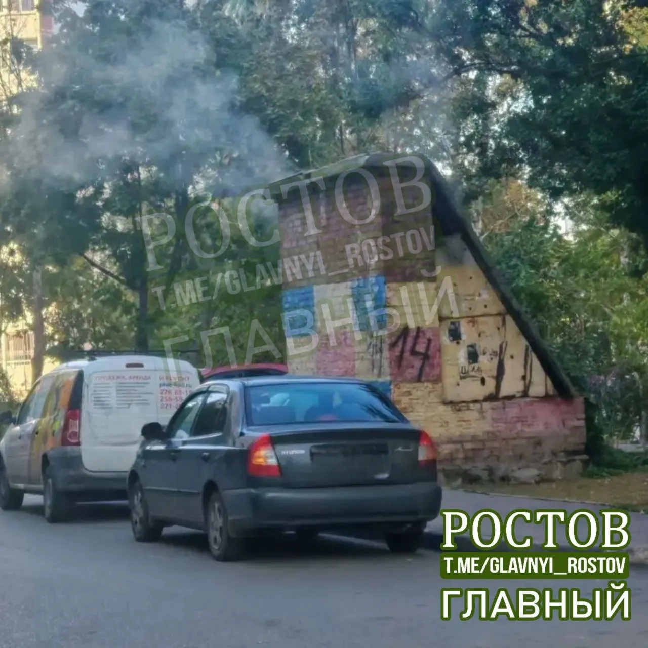 Жители микрорайона Темерник сообщают о порыве горячей воды у коллектора тепловых сетей на улице Лелюшенко, 5/1; обращения к управляющей компании остаются без реакции.