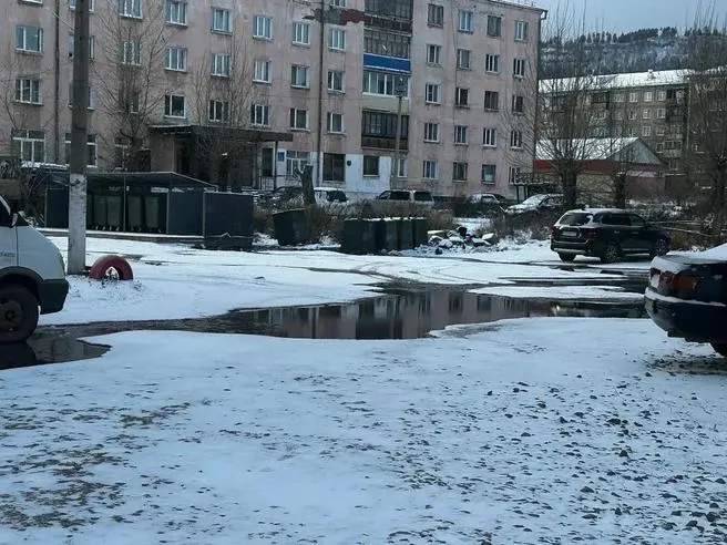 Повреждения канализационных сетей привели к подтоплениям во дворах; власти призывают жителей не сбрасывать салфетки и крупные отходы в канализацию.