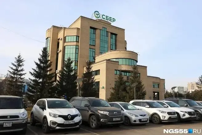 Запуск платных мест вызвал оживленные дискуссии среди горожан; власти считают меру частью разгрузки дорог и модернизации транспорта.