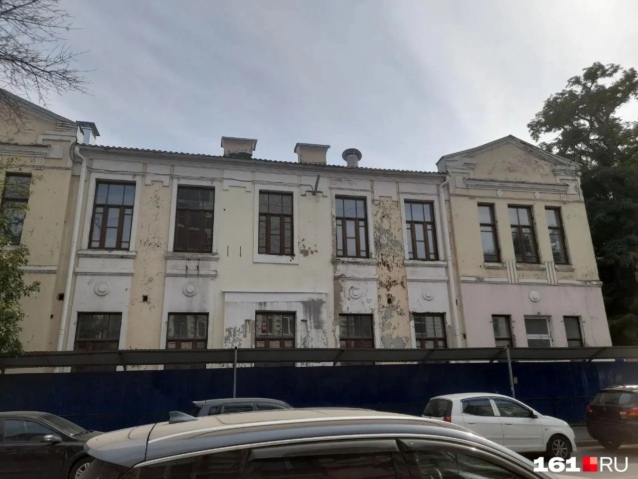 Сроки ремонта перенесли на конец следующего года; больница продолжает работать и принимает пациентов.