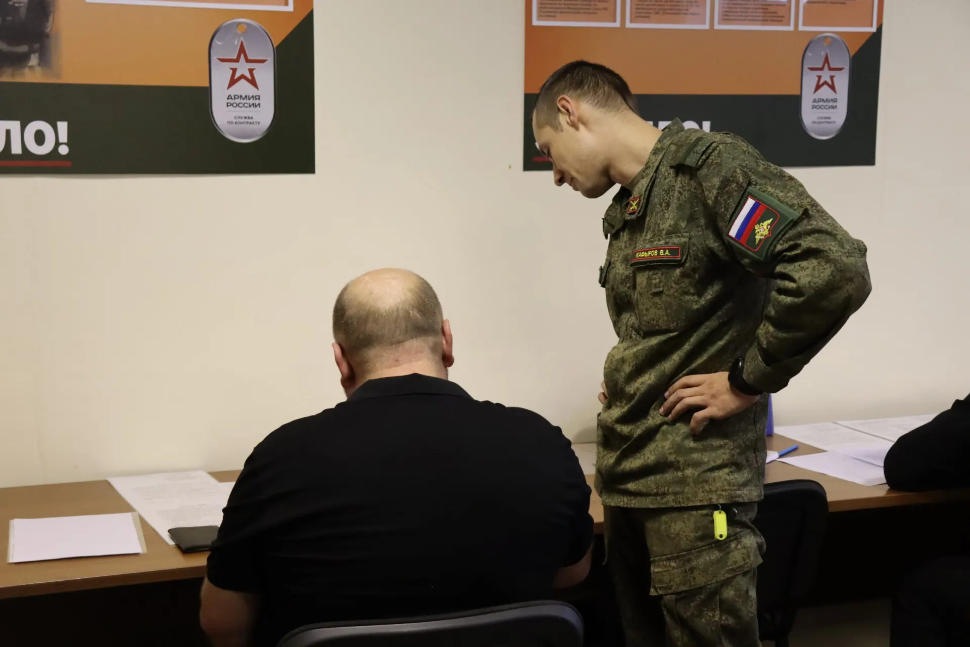 Региональные выплаты для новых контрактников снизились; выплата за трудоустройство на госпредприятия и общая сумма урезаны, эксперты объясняют причины и обсуждают влияние на мобилизацию.