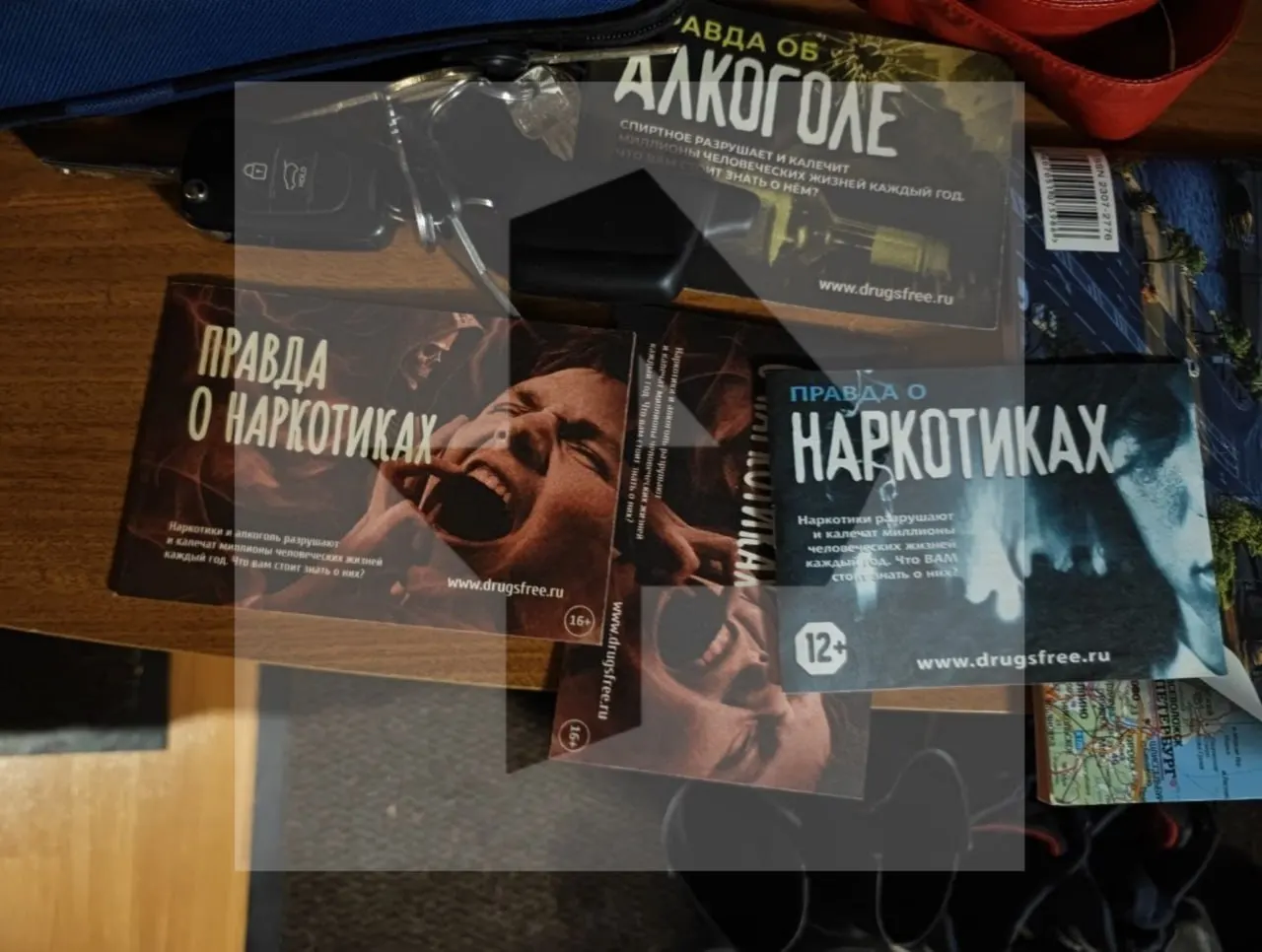 В ходе обысков изъяты коробки с напитками и БАДами, а также брошюры о вреде алкоголя и наркотиков, что подтверждает активность правоохранительных органов против организации.