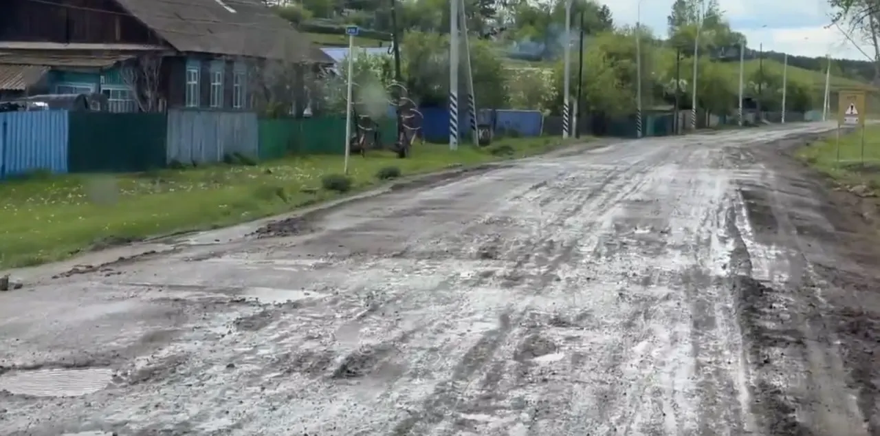 Участок дороги Чернышевского и близлежащий мост у детского сада осложняются глубокими ямами, через которые проходят школьный маршрут и близлежащие дома; власти обещают работы, сроки пока неизвестны.