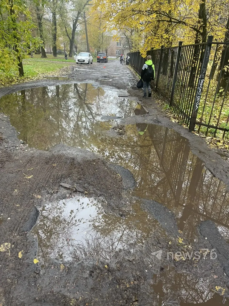Большая лужа возле школы №76 в Ленинском районе превращает дорогу к учебному заведению в непроходимый участок во время дождей и представляeт угрозу для детей.