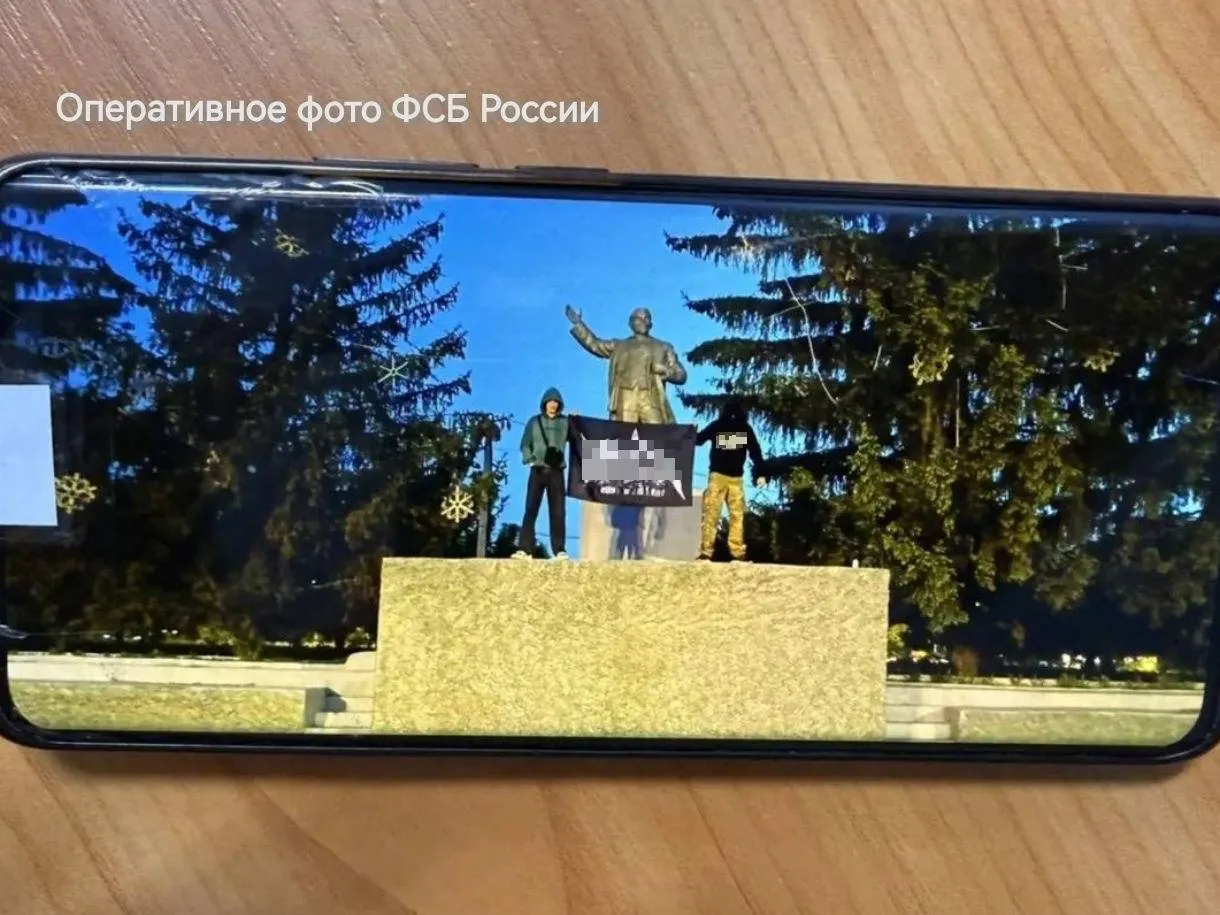 Уголовное дело против несовершеннолетнего возбудили после появления фотографий с символикой запрещённой организации; подросток находился под домашним арестом.