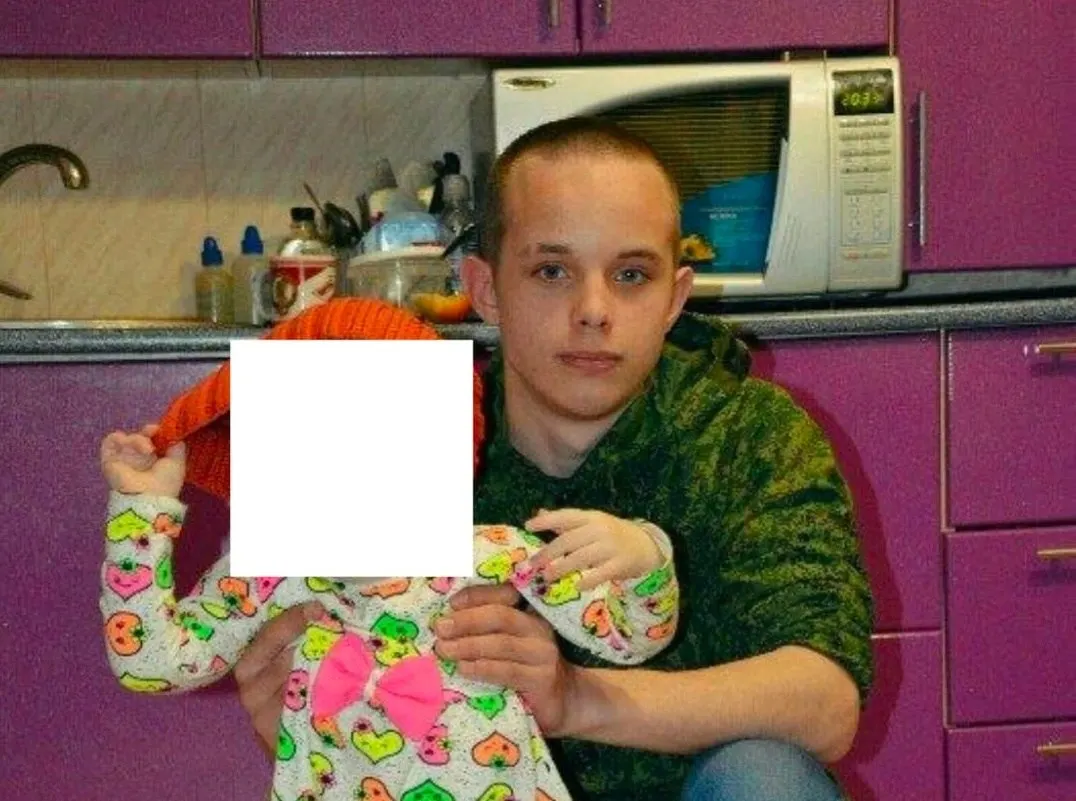 27-летний житель Петрозаводска, имеющий тяжёлое поражение зрения, был принудительно отправлен на фронт; по данным правозащитников, ему присвоили категорию «Д» и заставили подписать контракт на службу. Точные детали отправки неизвестны.
