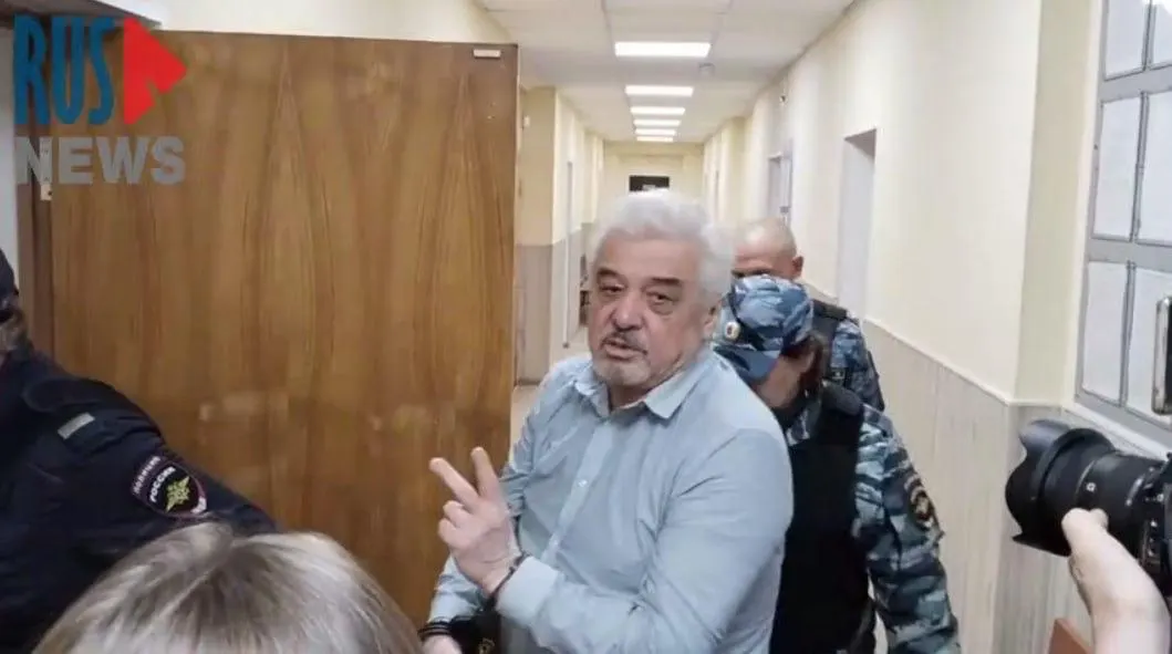 Продление срока содержания в ПКТ на пять месяцев после завершения предыдущего срока, перевод в ШИЗО и детали дела.