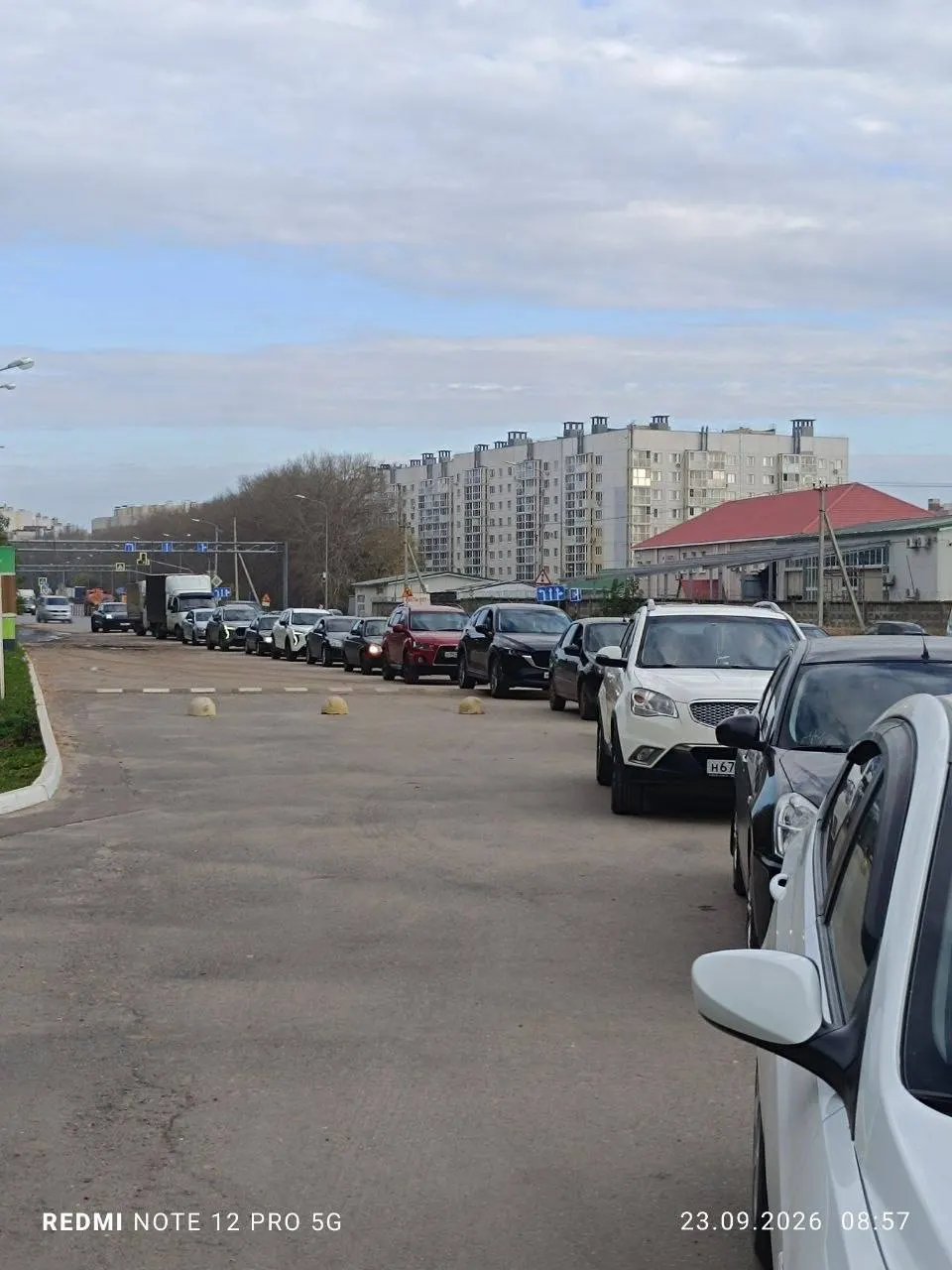 Очереди на заправках сохраняются на фоне продолжающегося топливного кризиса после серии ударов по нефтеперерабатывающим заводам. Водители вынуждены ждать и стоять в очередях.