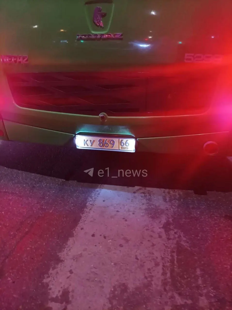 Пожилая женщина пострадала при заходе в автобус возле остановки Гринвич. Очевидцы сообщили, что водитель не имел аптечки, пассажиры помогли выйти и вызвали медицинскую помощь; подробности состояния неизвестны.
