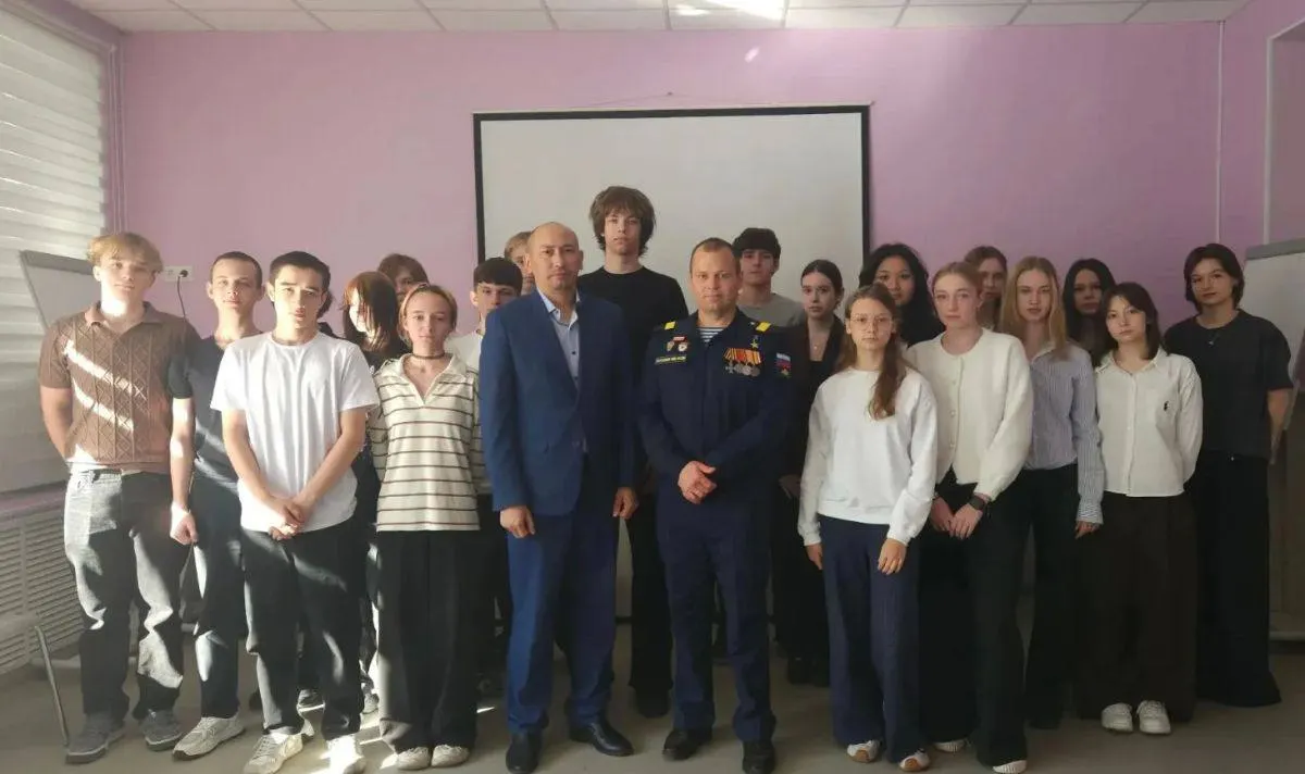 Ученики школы №48 встретились с Героем России Алексеем Линёвым, обсудили фронтовые истории, характер и значение служения стране.