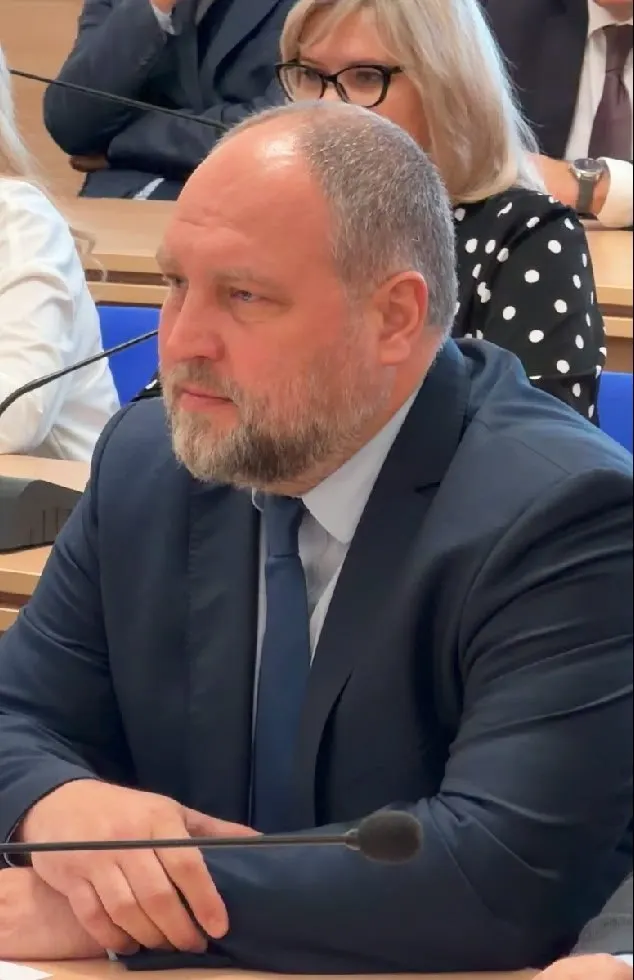 Назначенный врио замгубернатора Брянской области возглавит аппарат губернатора и правительства региона, а также будет курировать имущественные вопросы и охрану культурного наследия.